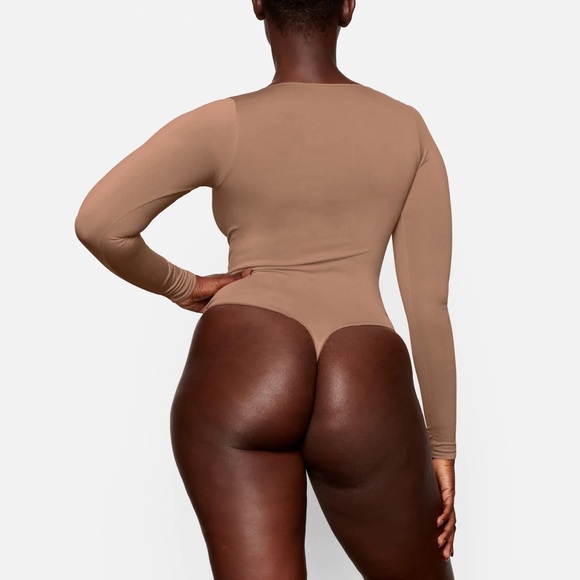 SKIMS ESSENTIAL LONG SLEEVE SCOOP NECK BODYSUIT nwt Color: Sienna - Picture 4 of 10